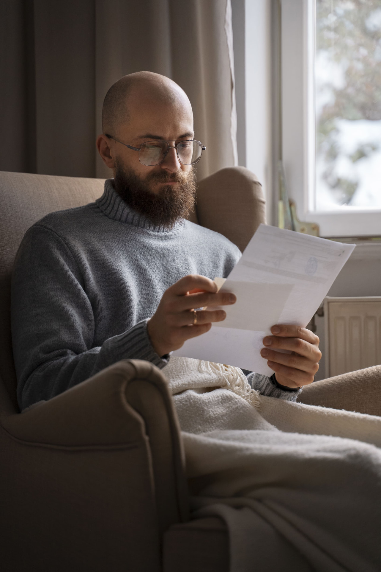 Cliente organizando as contas do mês em casa antes de contratar o microcrédito