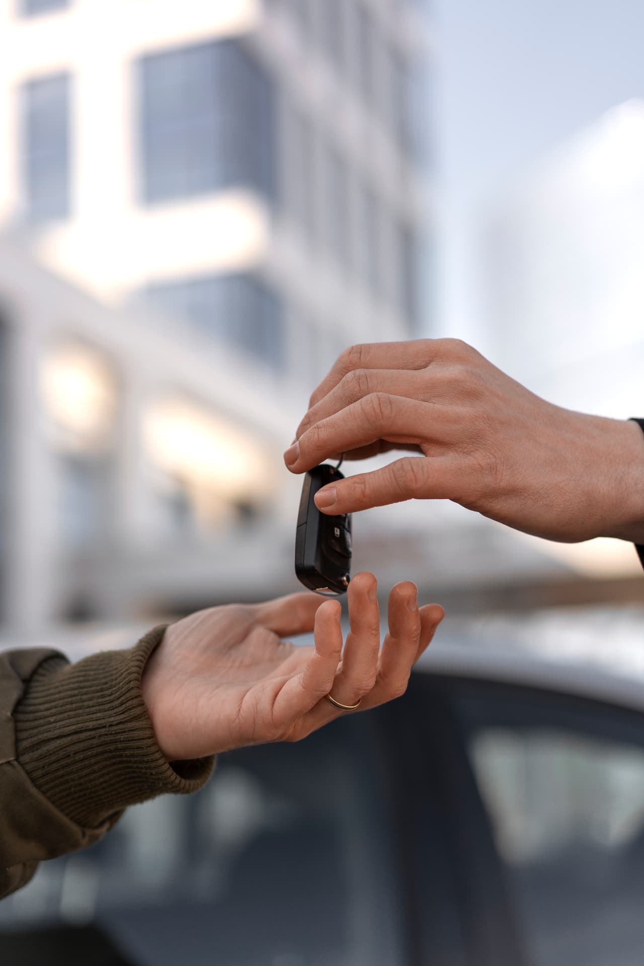 Cliente com a chave do carro em mãos conferindo a proposta de crédito com garantia veicular