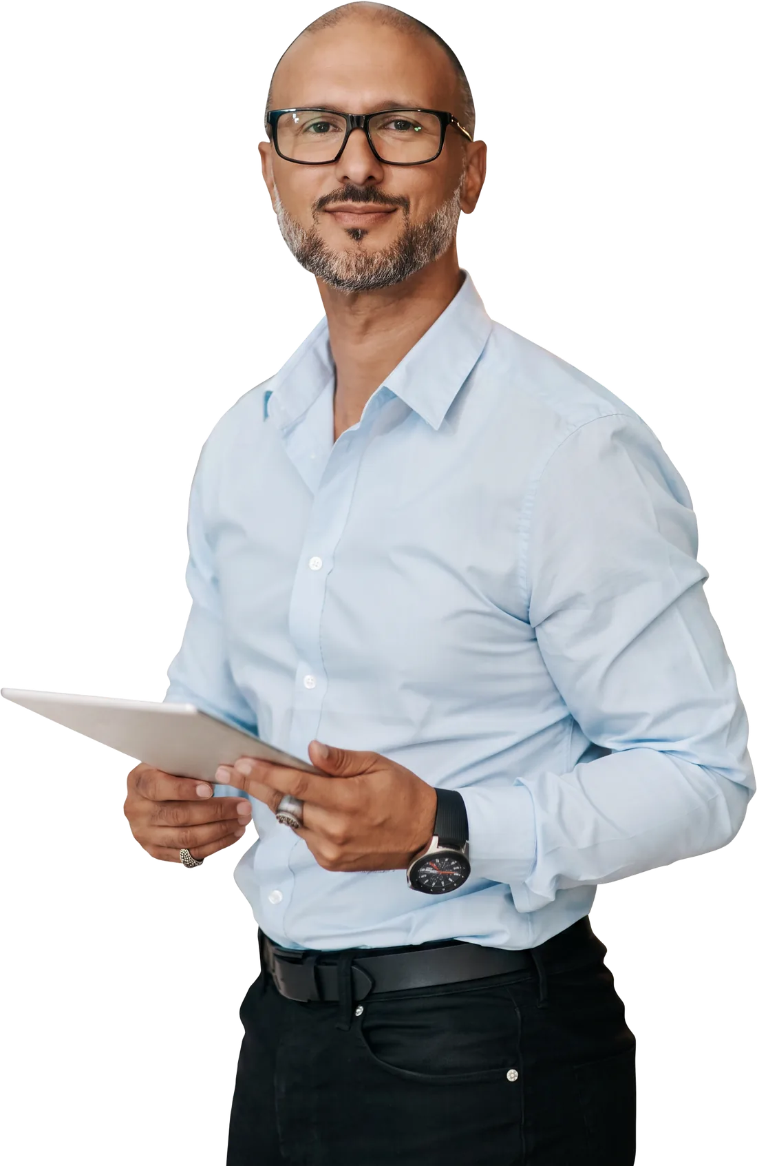 Consultor da Freitas Capital com tablet, pronto para atender